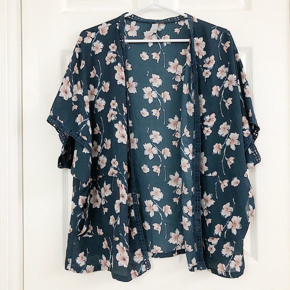 Three Stones Floral Kimono With Pockets - Picture 4 of 7